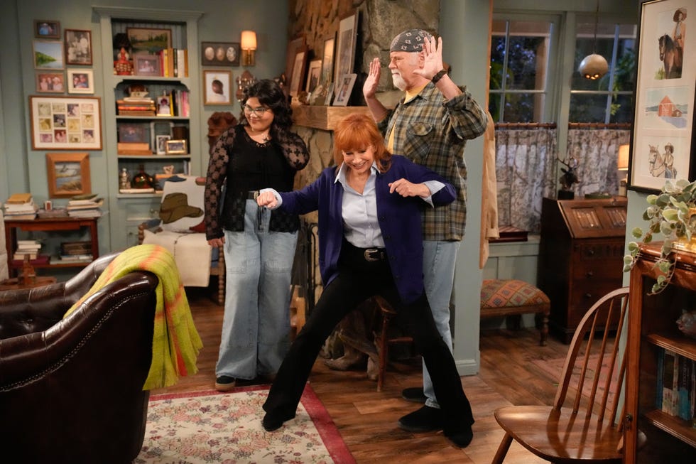 reba mcentire happys place season 2 set secrets