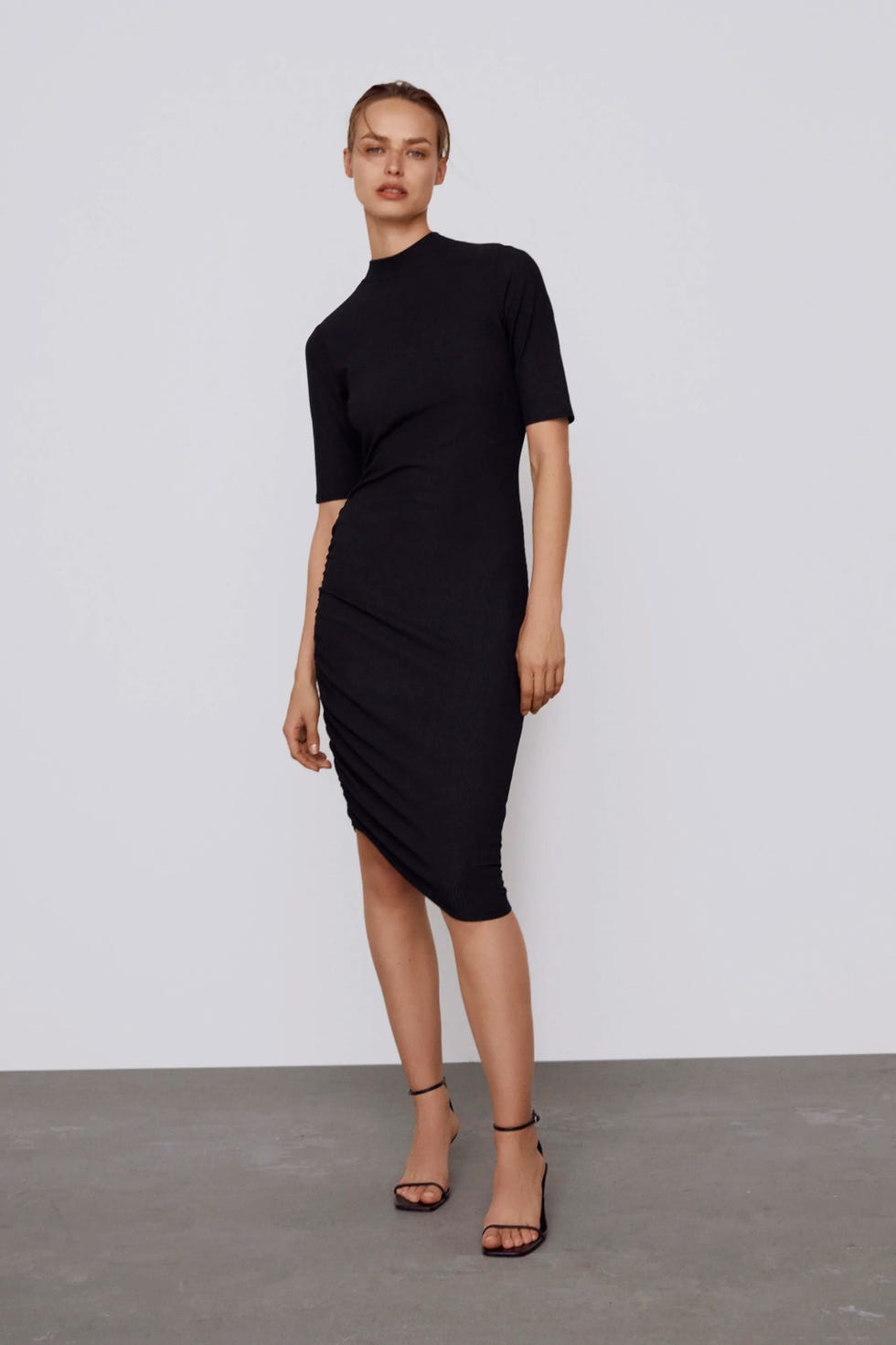 Este es el vestido asimétrico de rebajas de Zara que las mujeres 50+ del  norte de España van a querer llevar con pantalones