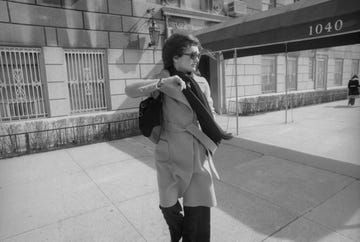 jacqueline onassis avoiding a photographer