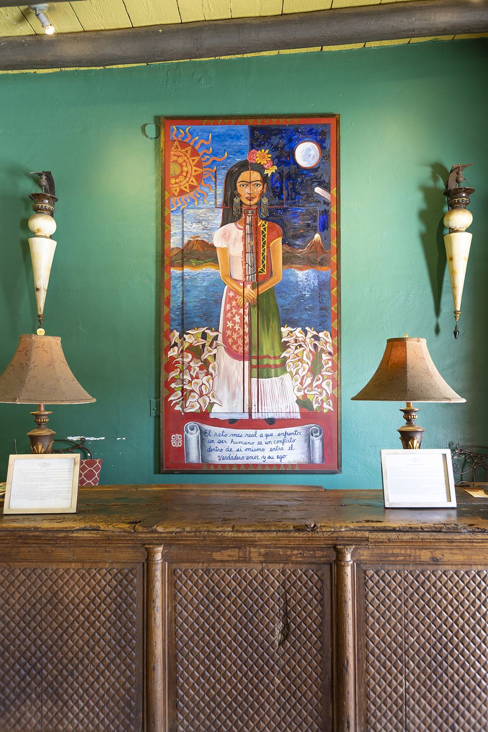recepción del icónico hotel california, en el pueblo de todos santos, méxico