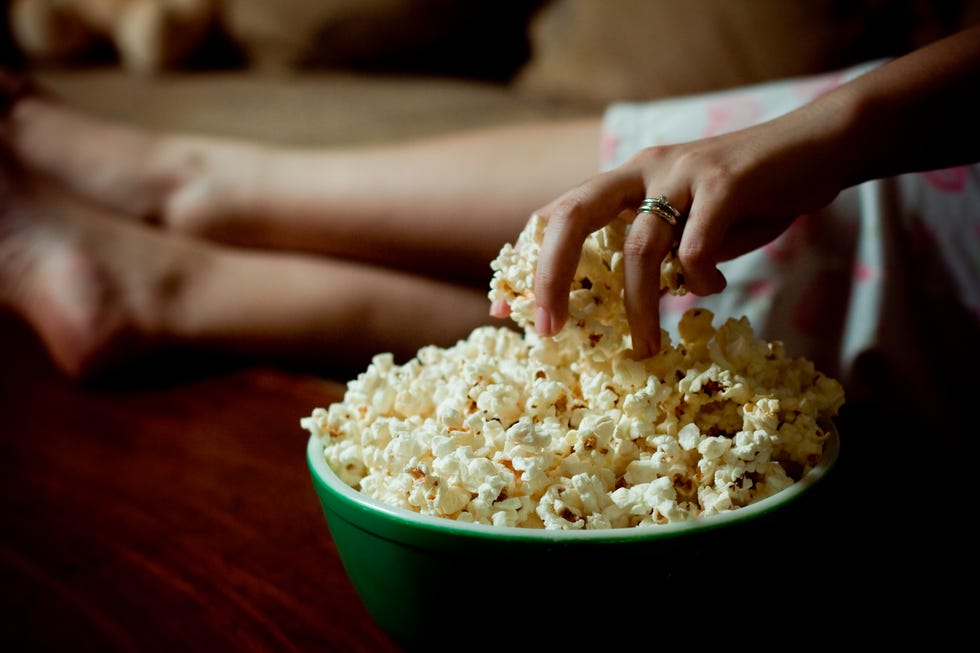 zo maak je zelf gezonde zoute popcorn met paprika poeder en chili poeder