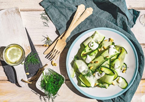 carpaccio de calabacín, pistachos, parmesano y nata agria