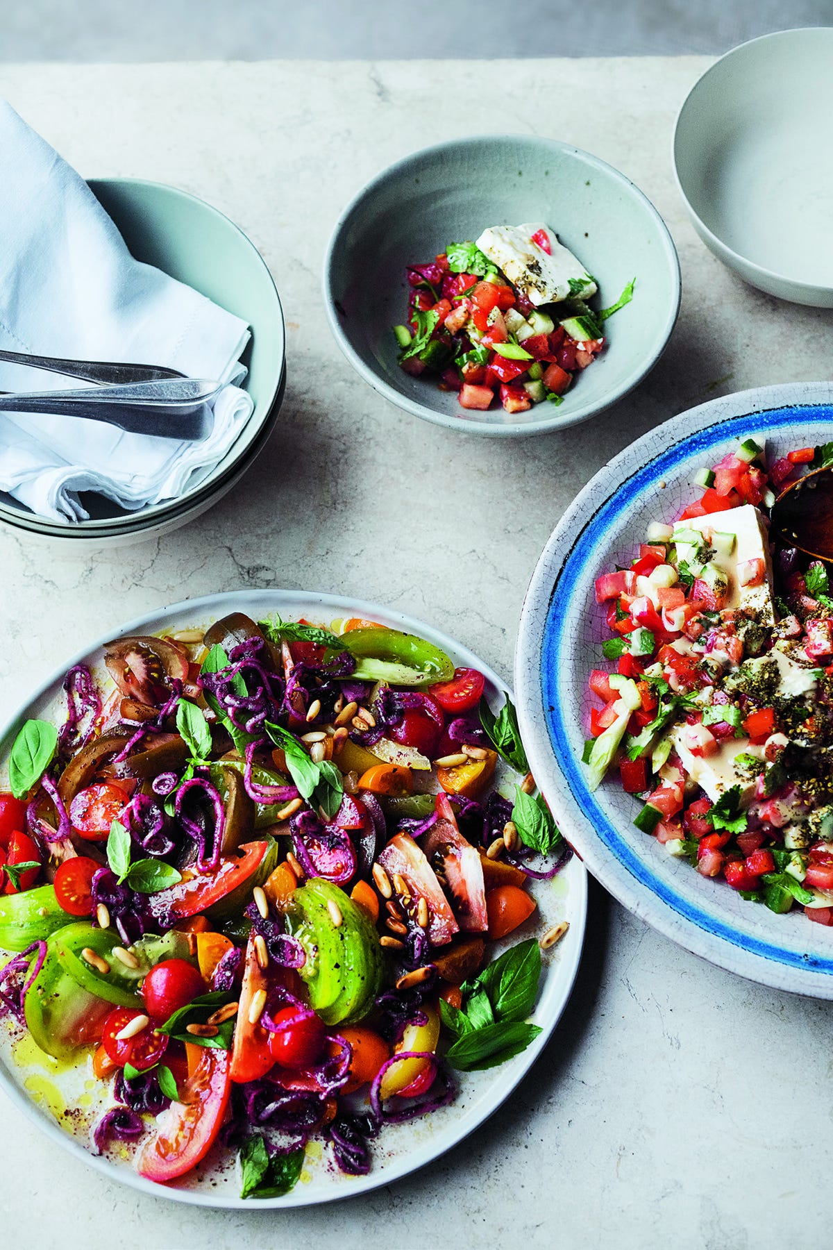 Receta: Ensalada de tomate con chalotas al zumaque y piñones