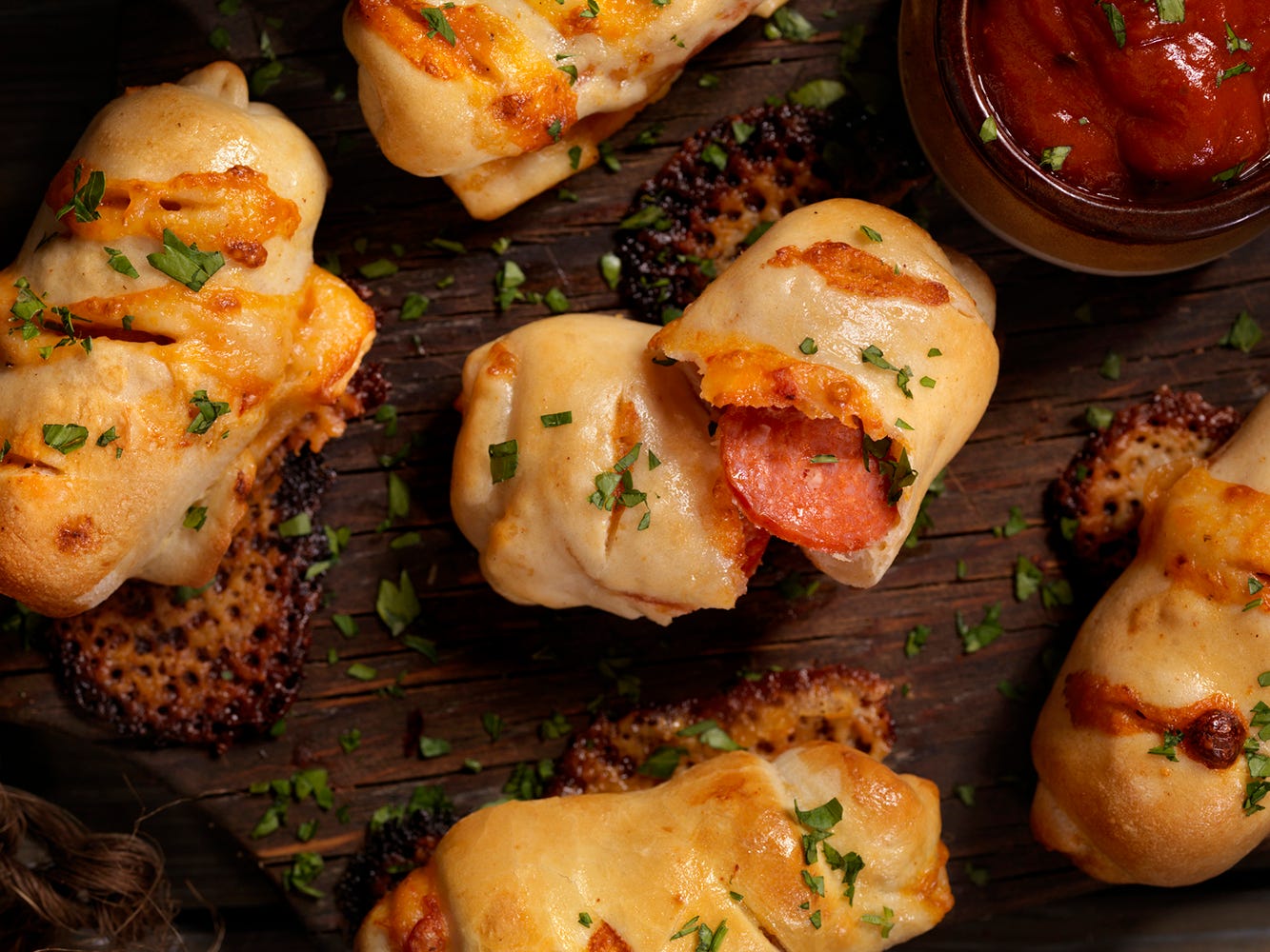 receta de rollitos de pizza en freidora de aire con queso y chorizo