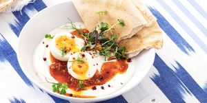 huevos turcos con yogur y salsa de sobrasada
