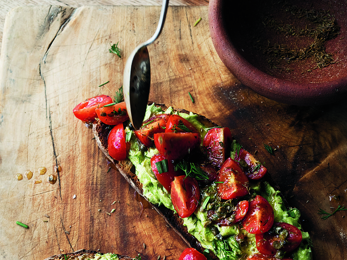 https://hips.hearstapps.com/hmg-prod/images/receta-tostada-aguacate-tomate-ottolenghi-simple-elle-gourmet-1674125110.jpg?crop=1xw:0.499875xh;center,top&resize=1200:*