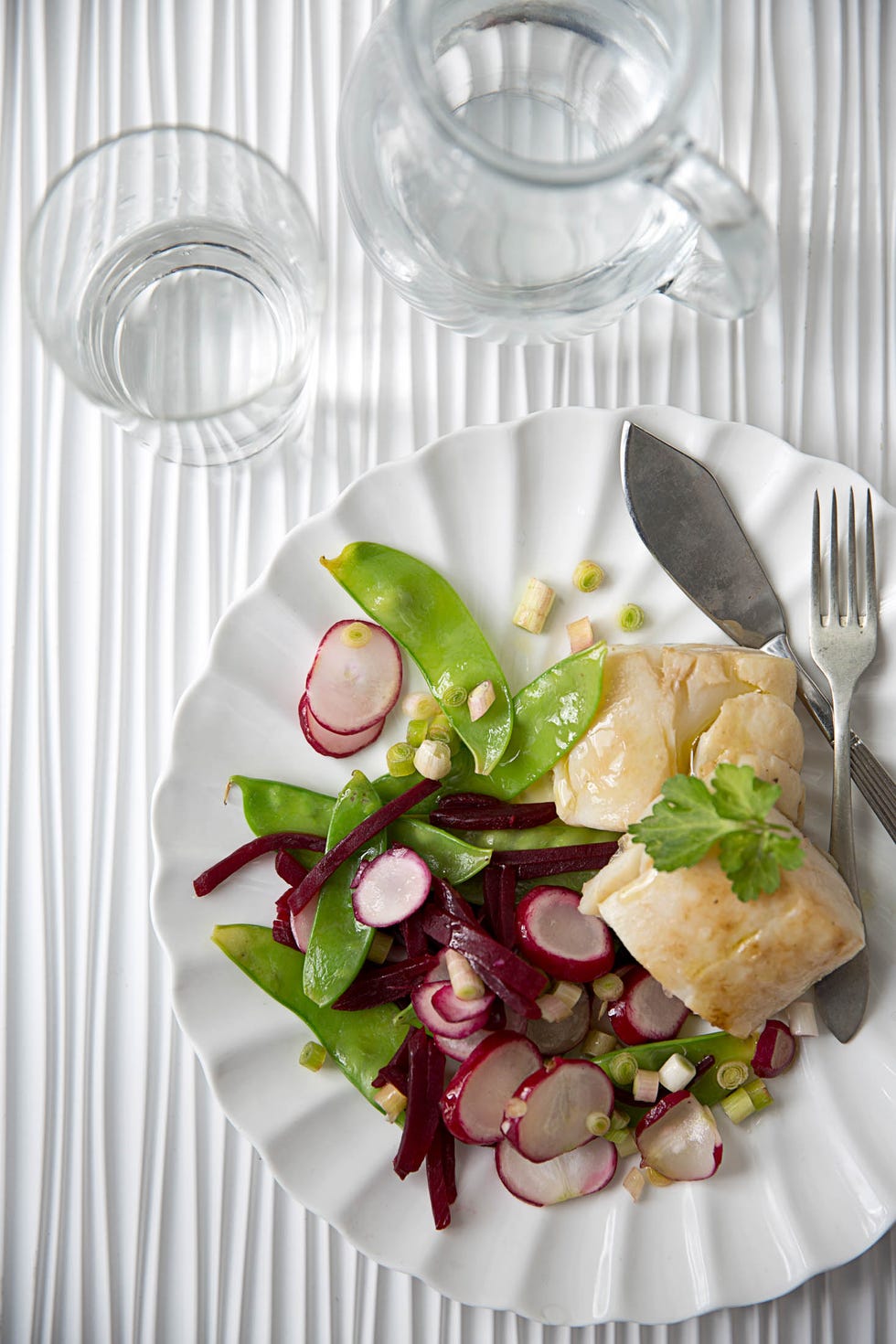 ensalada de primavera con bacalao al horno