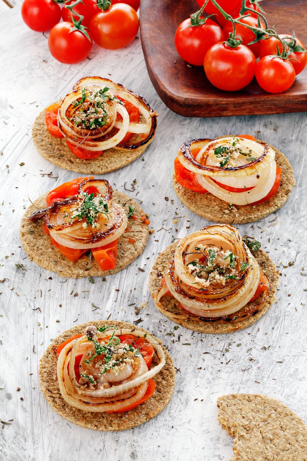 galletas de avena con cebolla y tomate asado