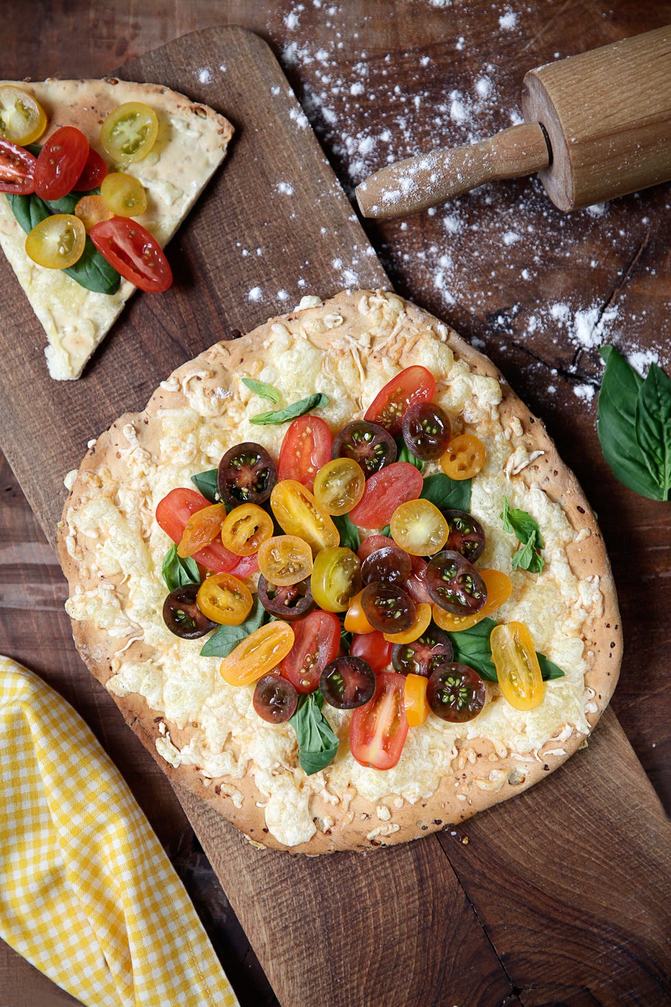 tomates sobre pizza de coliflor