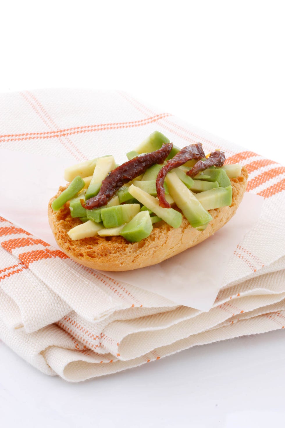 costrini de aguacates y tomates secos