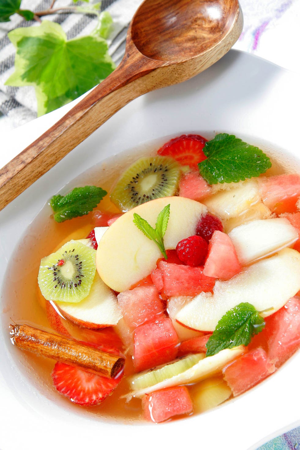 cóctel de frutas con sidra y canela