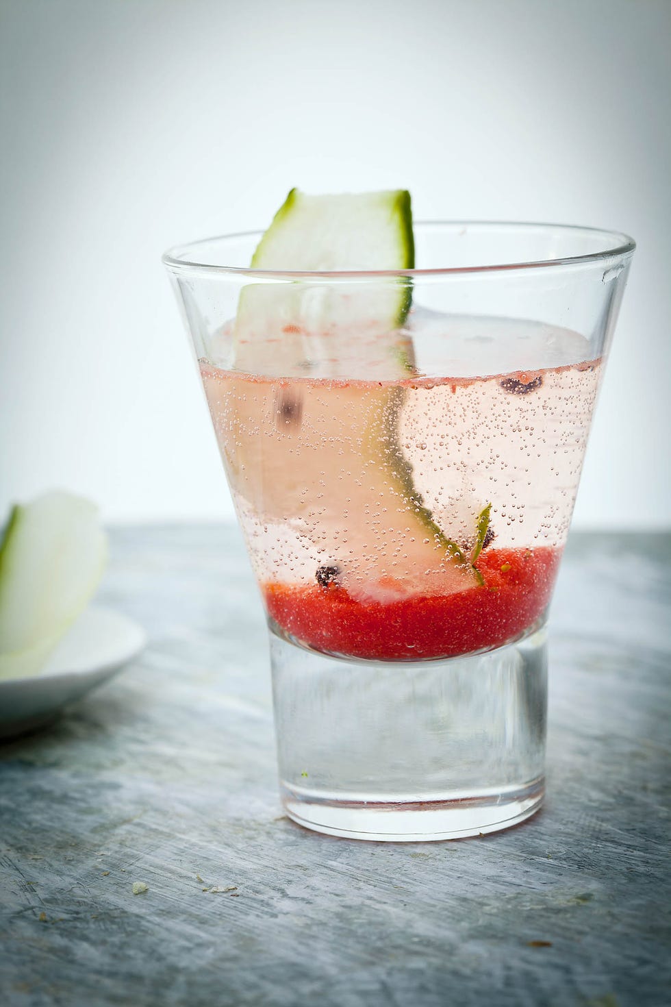 coctel de fresas, vodka y pepino