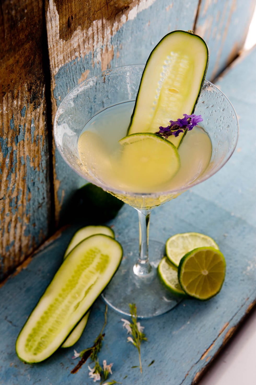 cóctel de martini con pepino