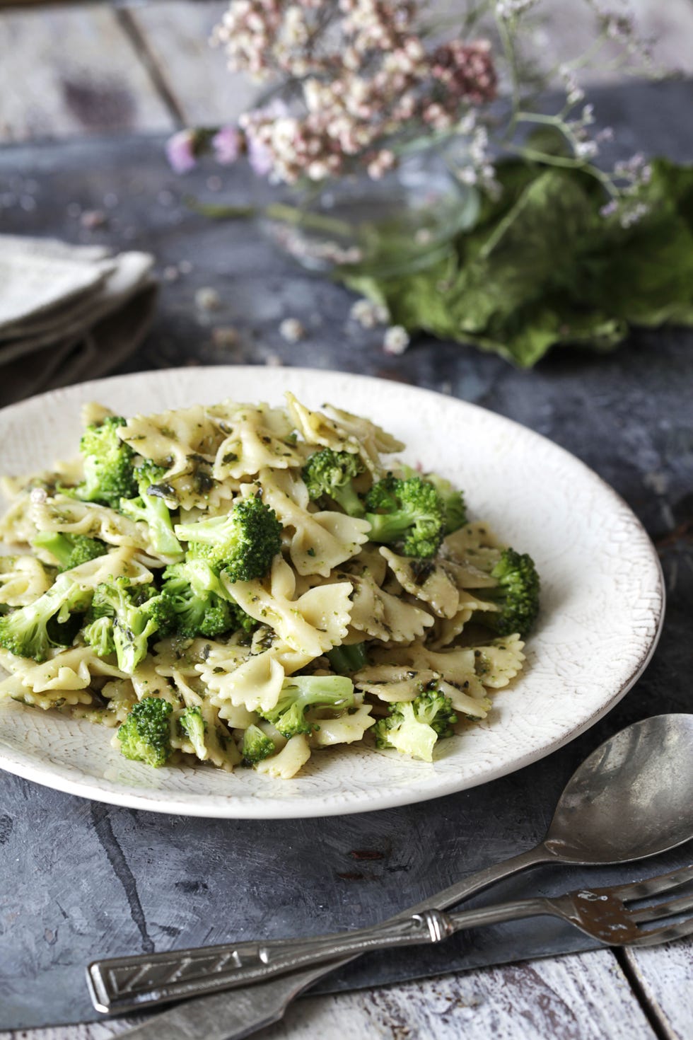 pasta con pesto y brócoli