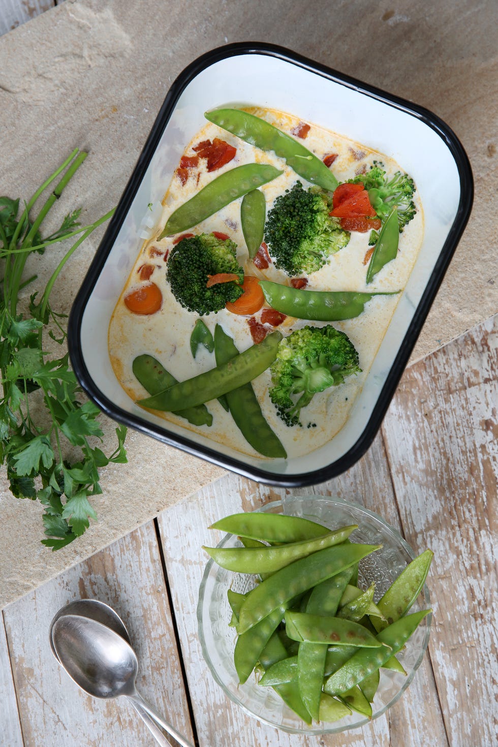 curry con tirabeques y brécol