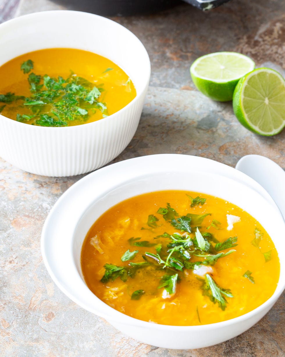 cuenco con una preparación de sopa y pescado