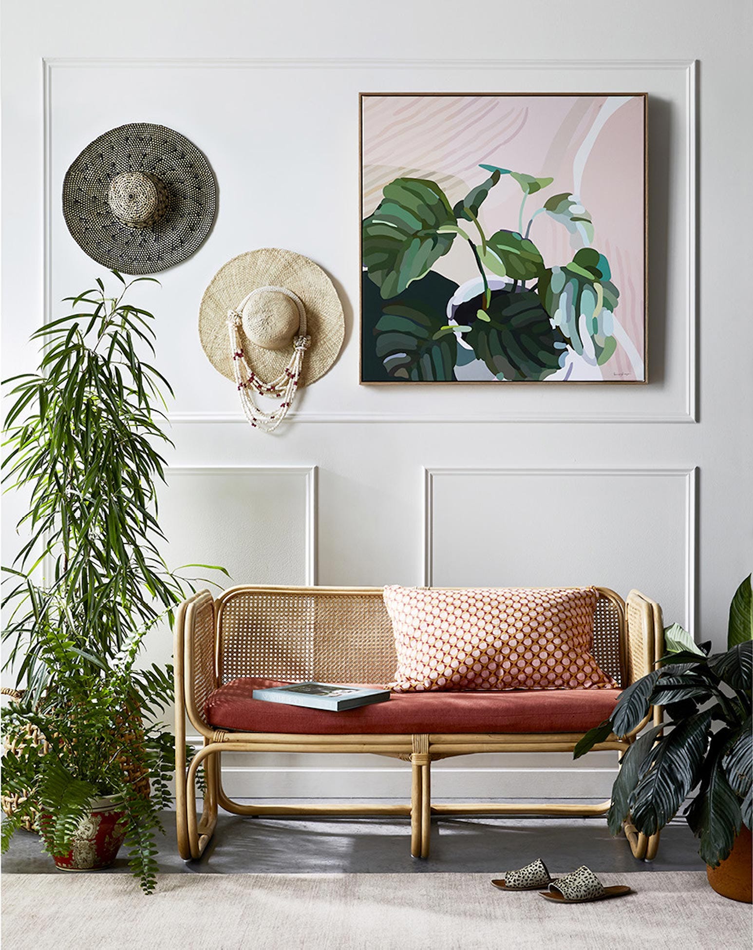 recibidor decorado con plantas y cuadros