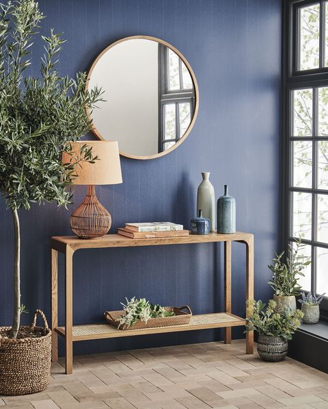 recibidor con pared azul y consola de madera