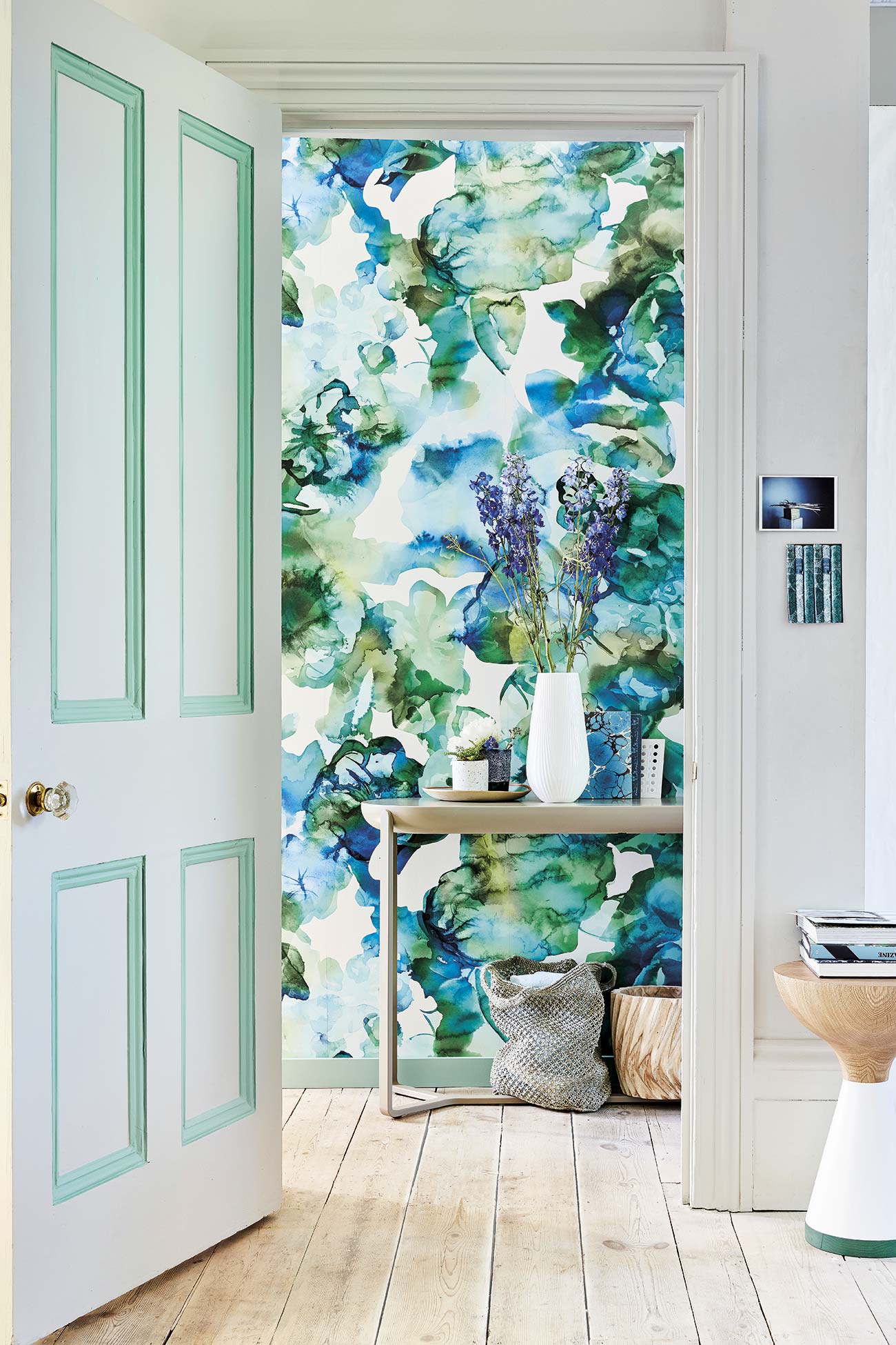 recibidor con papel pintado en verde y azul
