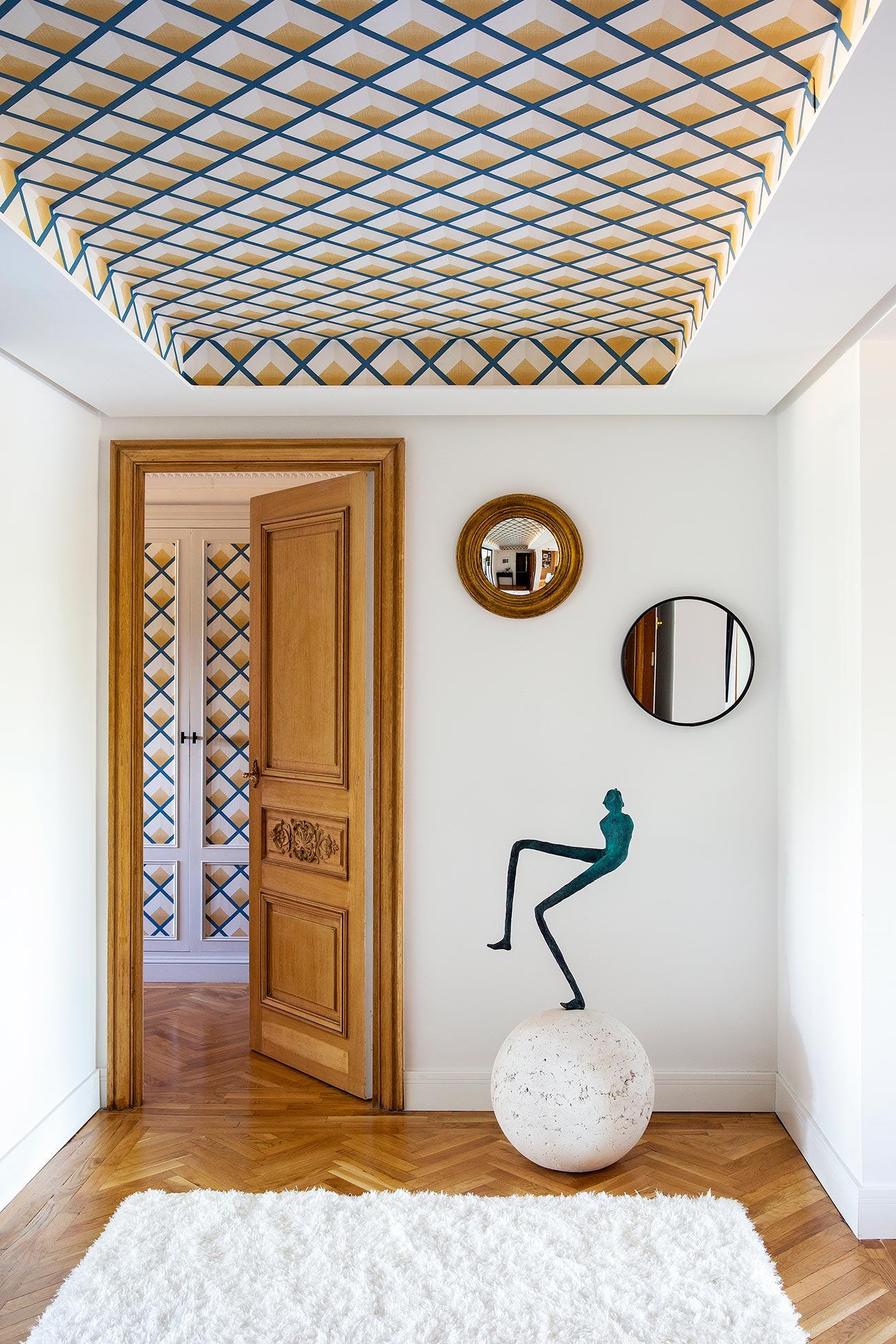 recibidor moderno decorado con una escultura