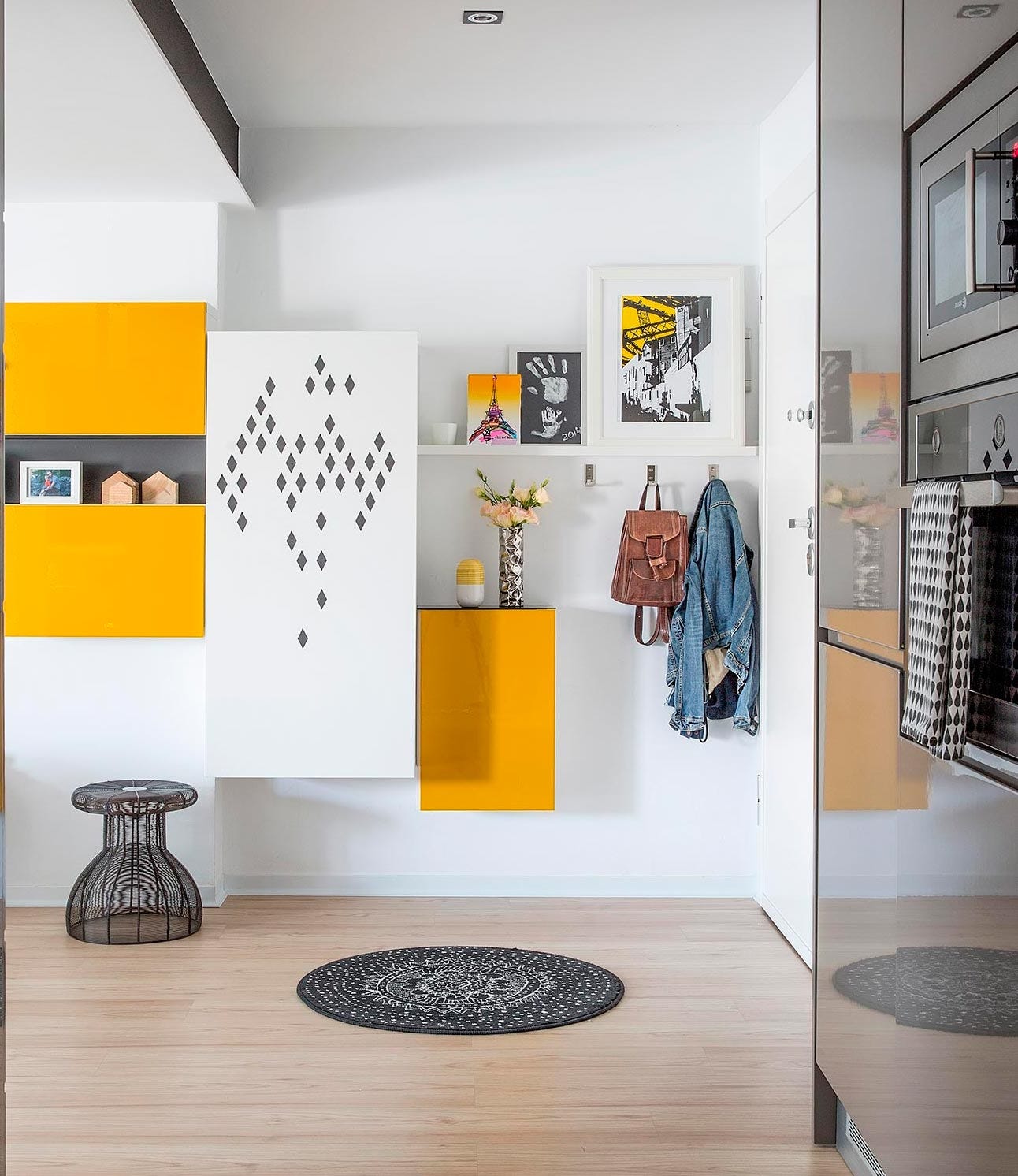 recibidor decorado en blanco y amarillo