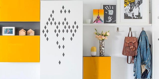Recibidor decorado en blanco y amarillo recibidor decorado en blanco y amarillo