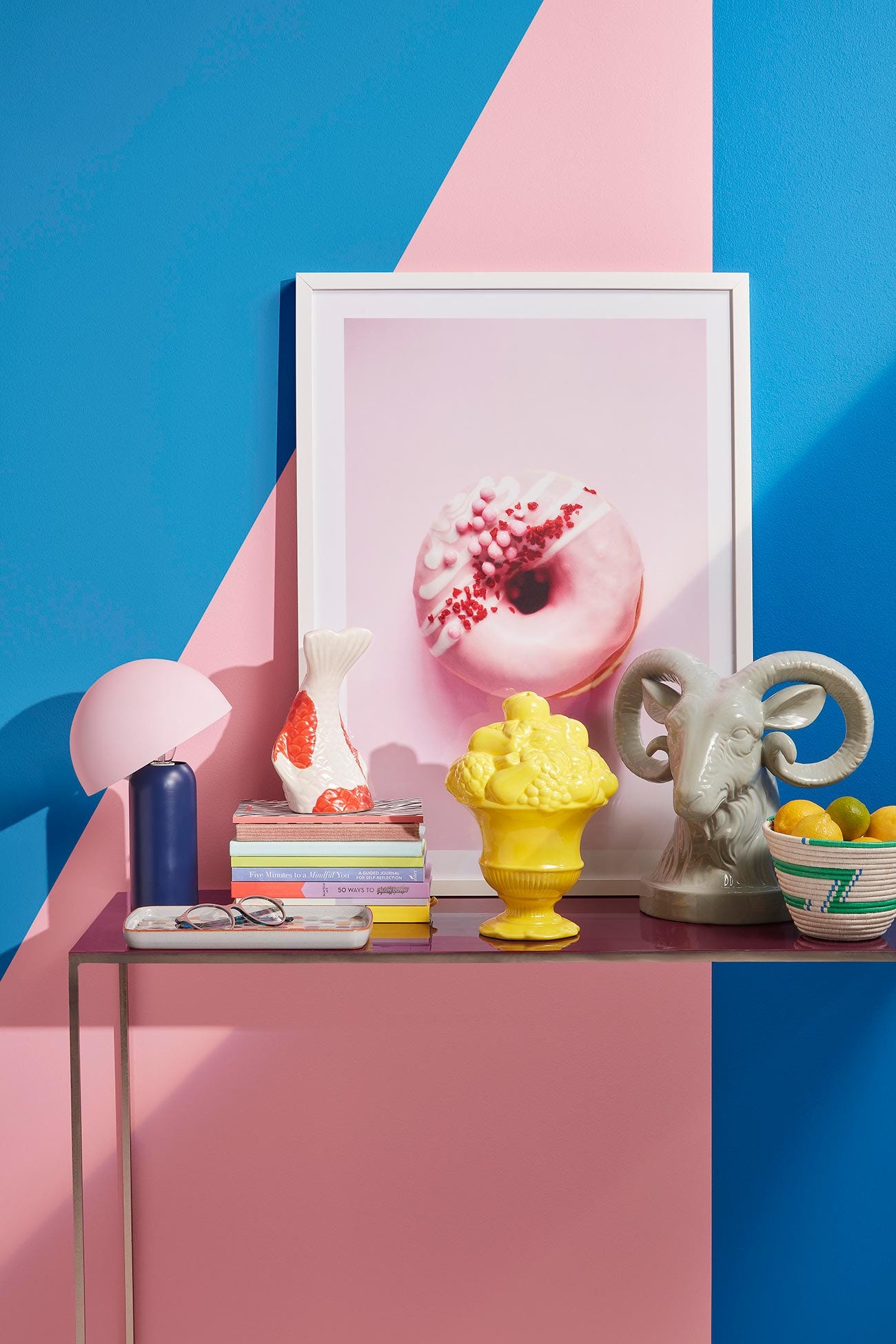 recibidor decorado en azul y rosa
