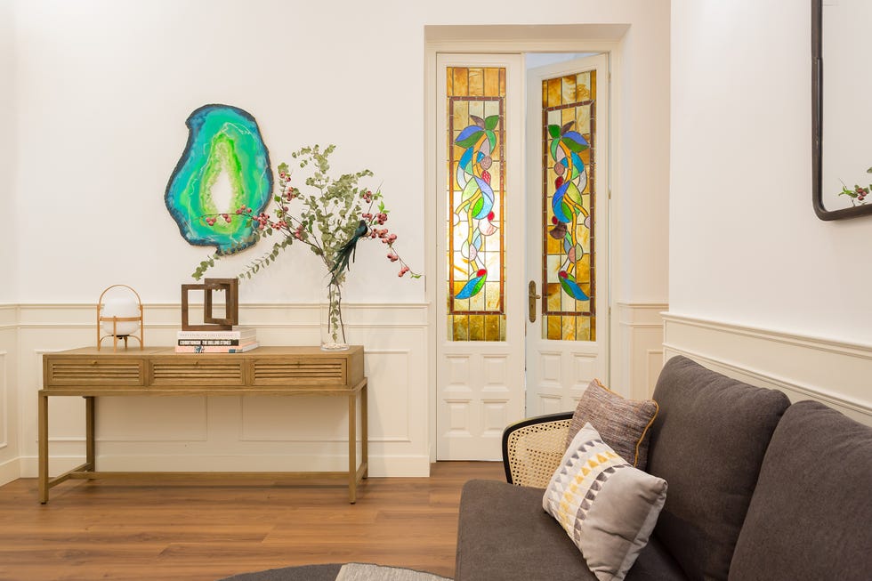 salón con molduras y puerta con vidrieras