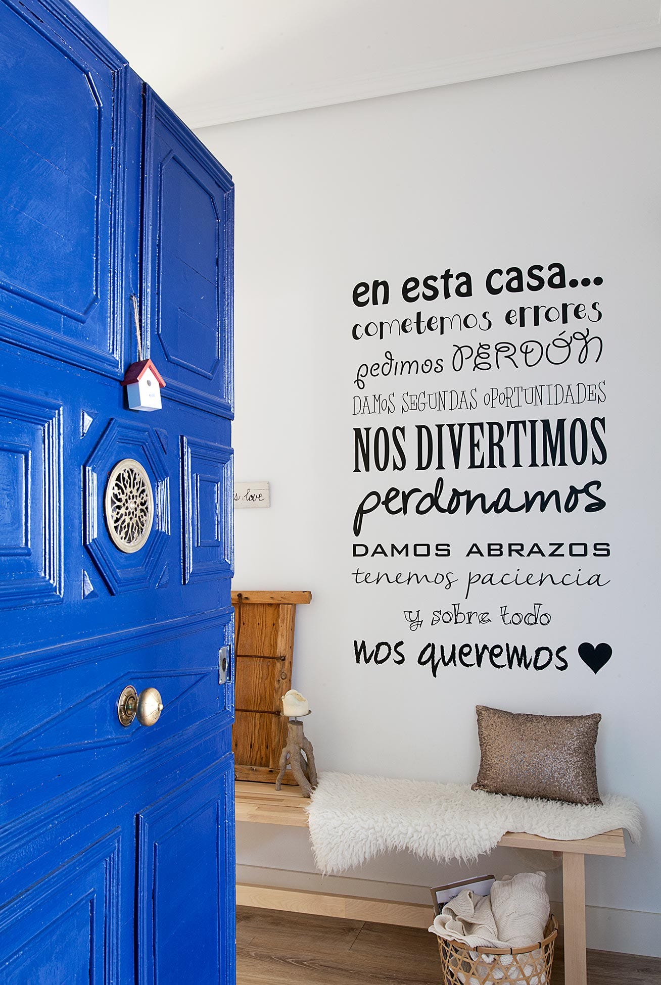 recibidor decorado con vinilos