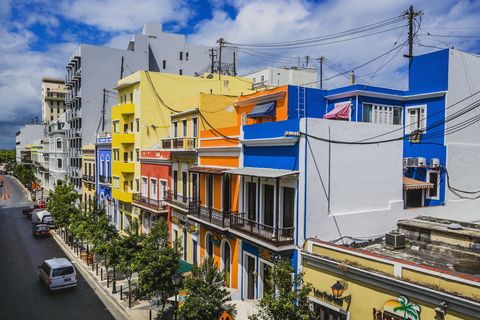 recinto sur street colourful buildings
