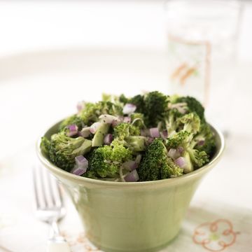 Leaf vegetable, Ingredient, Food, Serveware, Dishware, Produce, Cruciferous vegetables, Broccoli, Vegetable, Tablecloth, 