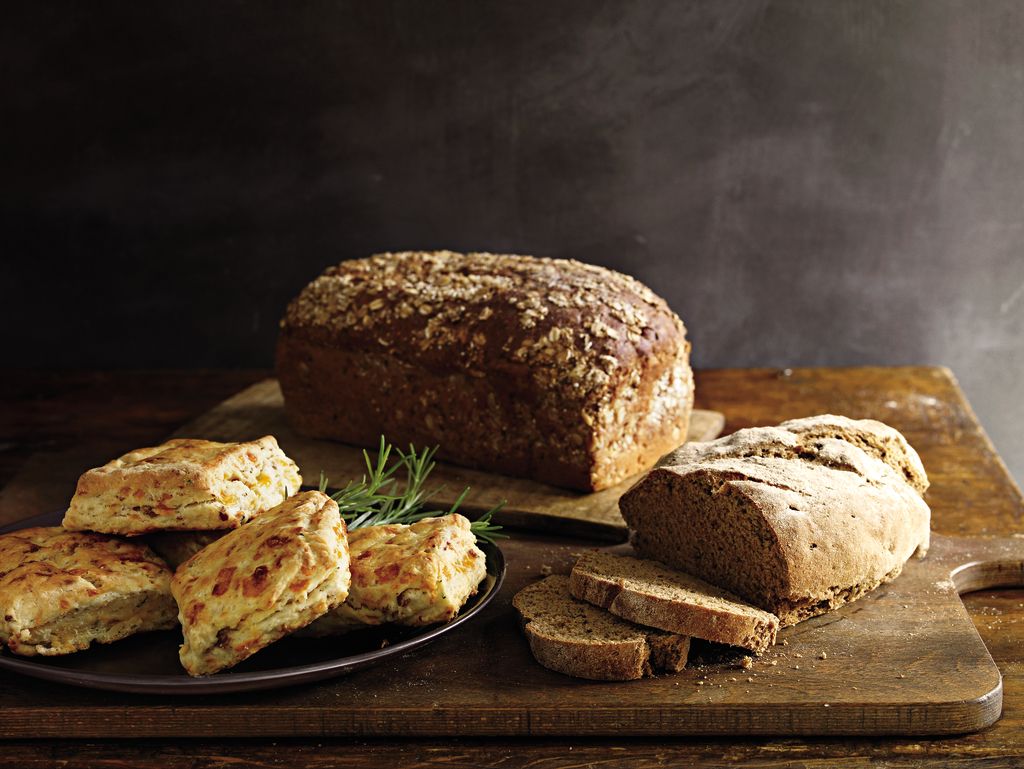 Bread, Food, Baked goods, Ingredient, Finger food, Brown bread, Cuisine, Loaf, Gluten, Rye bread, 