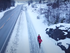 dos atletas corriendo por la nieve