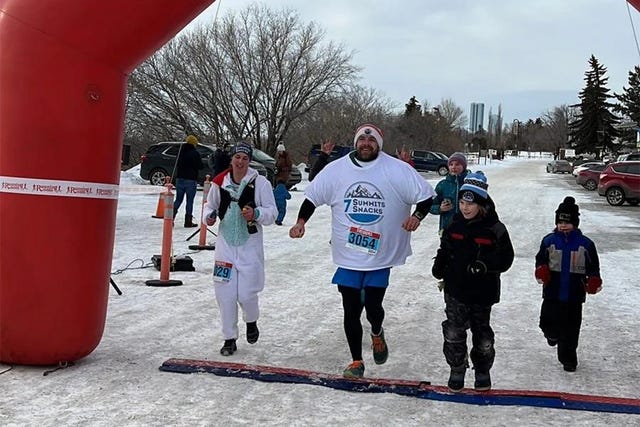 david eliuk, récord del mundo al correr un medio maratón con 120 camisetas
