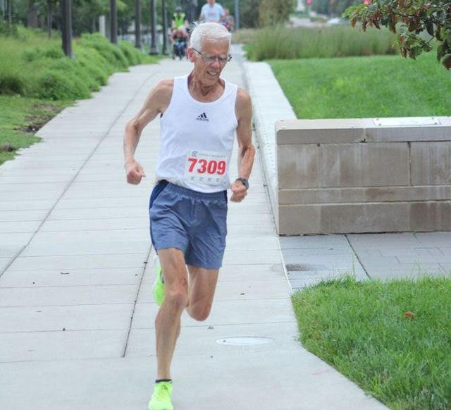 atleta de 75 años, record de la milla