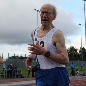 el atleta británico de 85 años que ha batido el récord de la milla