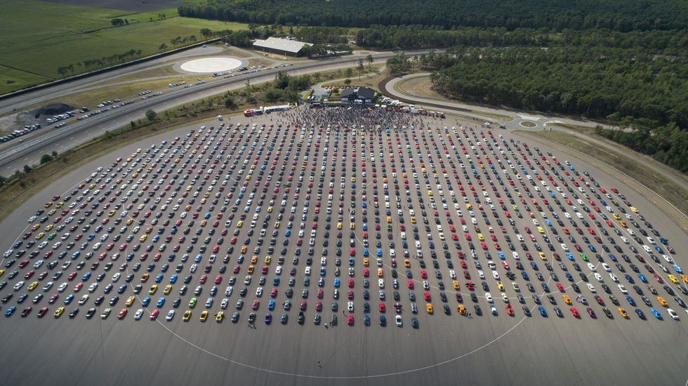World Record of 1001 Ford Mustangs in a parade
