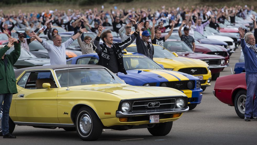 World Record of 1001 Ford Mustangs in a parade
