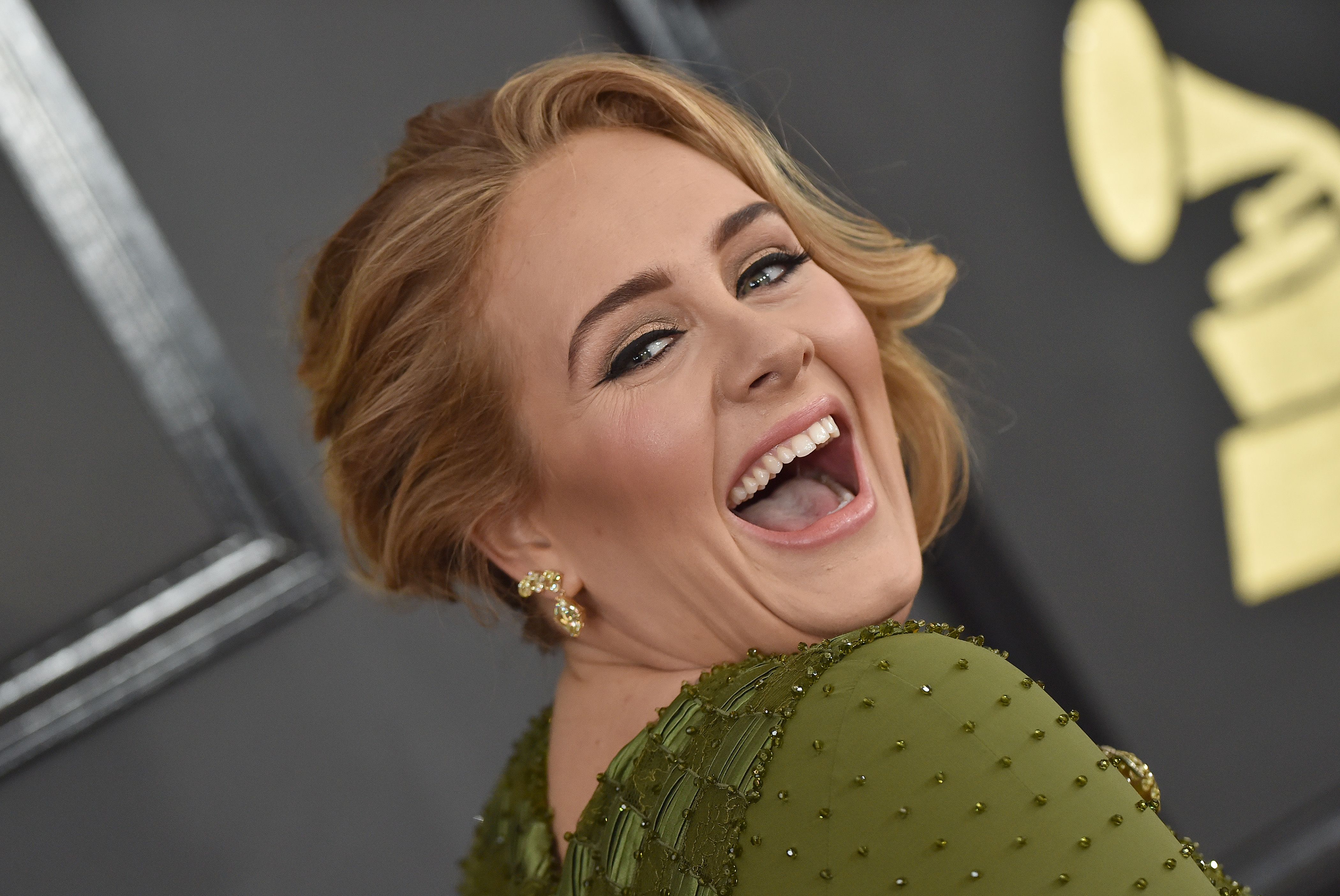 Adele regresa a dar conciertos con vestidos de Schiaparelli y Louis Vuitton