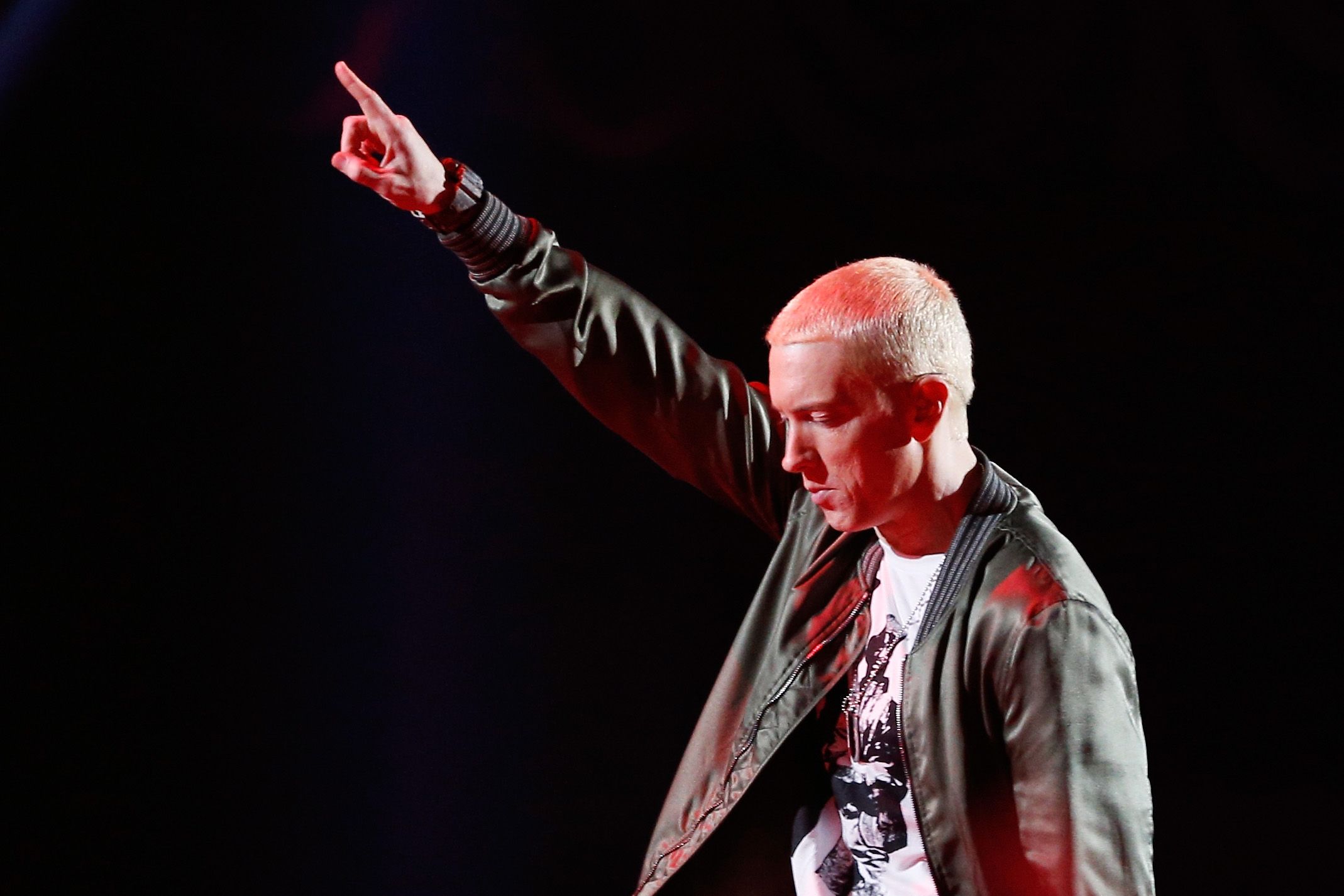 Super Bowl LVI: Eminem se arrodilla en homenaje a Colin Kaepernick,  exjugador y activista afrodescendiente – El Financiero