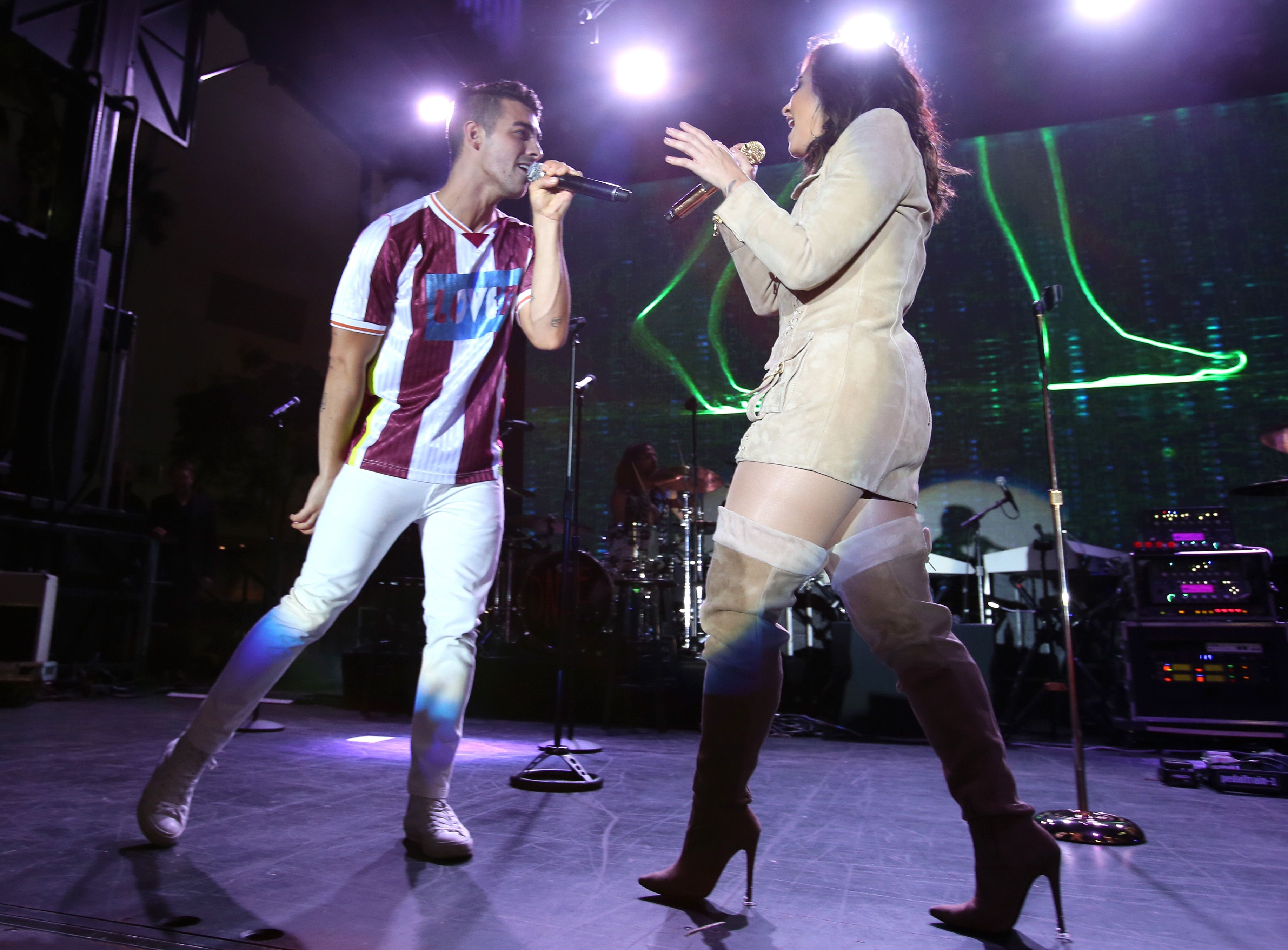 Gli ex Demi Lovato e Joe Jonas di nuovo insieme sul palco: si riaccendono i rumor su Camp Rock 3 (video)