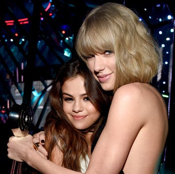 taylor swift and selena gomez at the iheartradio music awards backstage in 2016