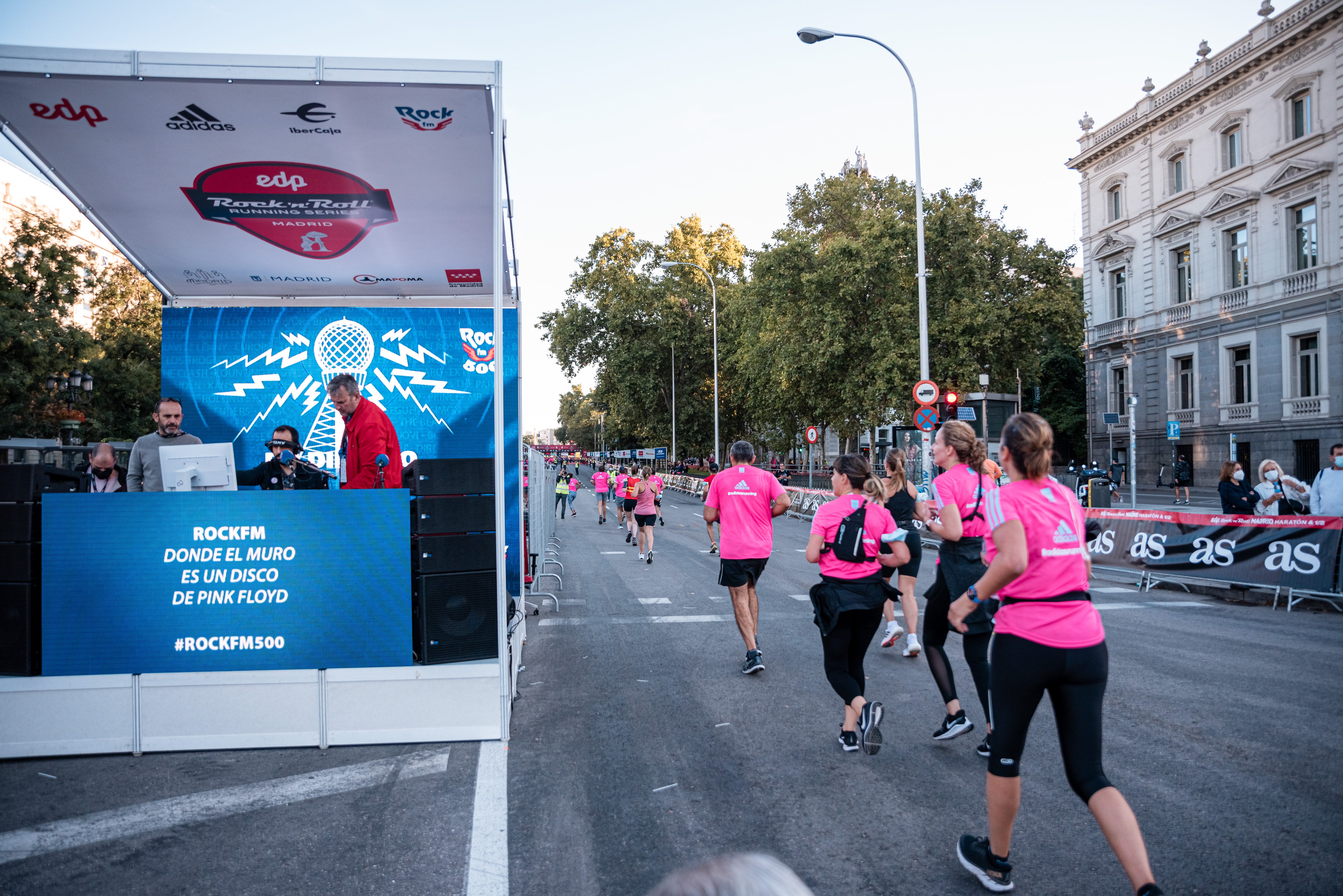 corredores en el 10k del edp rock 'n' roll running series 2021 de madrid
