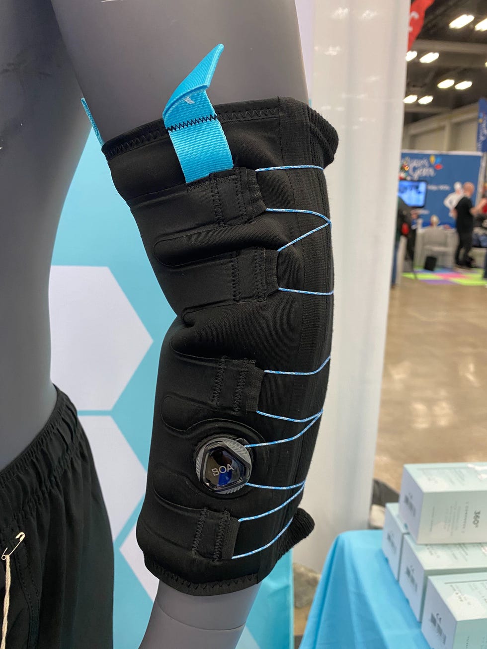 Sports gear, Knee pad, Personal protective equipment, Arm, Joint, Leg, Knee, Human leg, Elbow pad, Human body, 