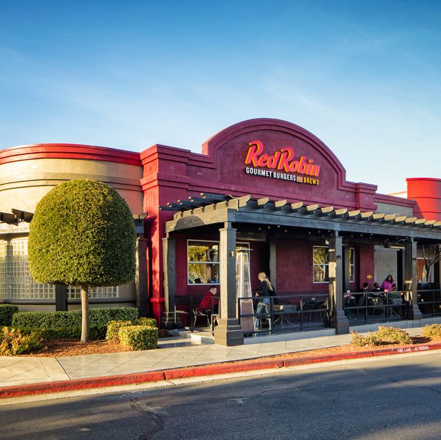 red robin gourmet burgers restaurant with sign