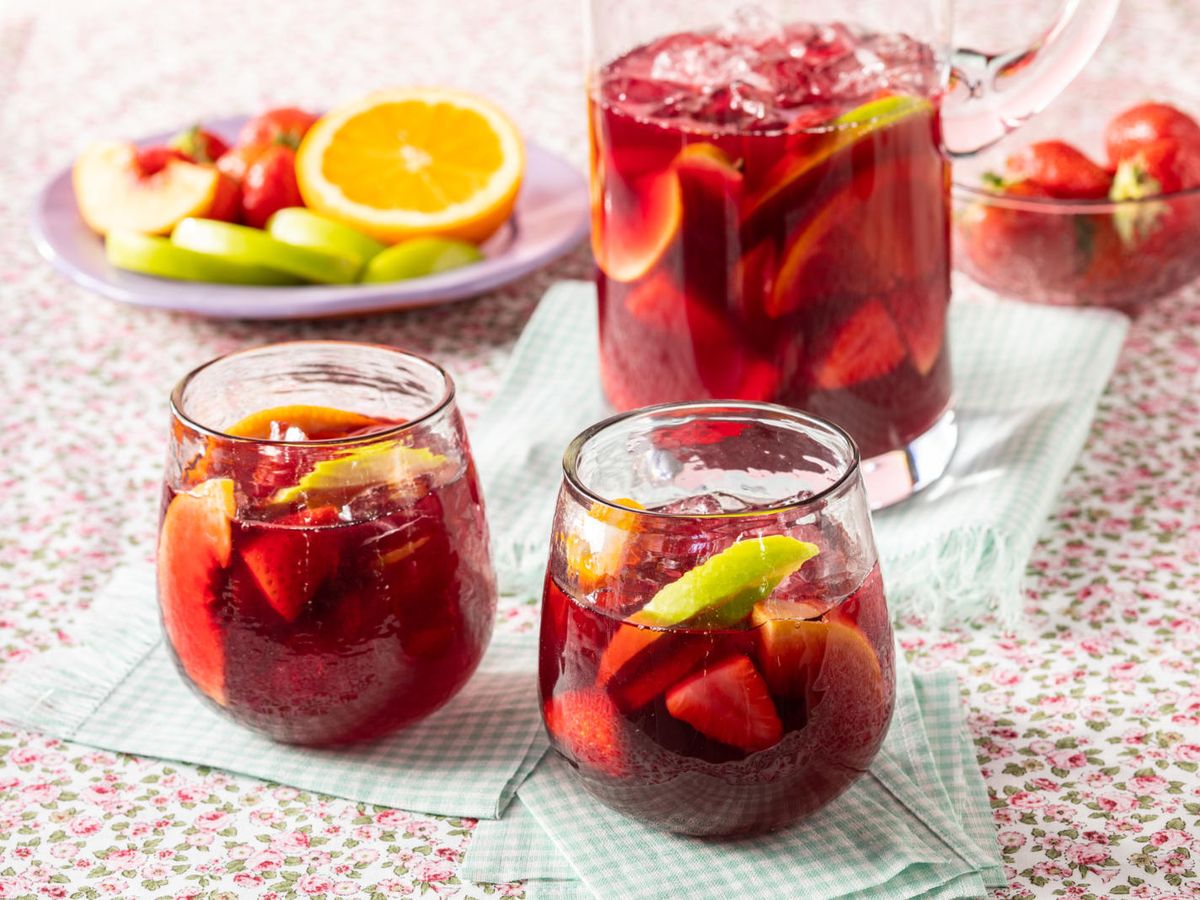 https://hips.hearstapps.com/hmg-prod/images/red-sangria-recipe-1617742383.jpg?crop=0.8891666666666667xw:1xh;center,top&resize=1200:*