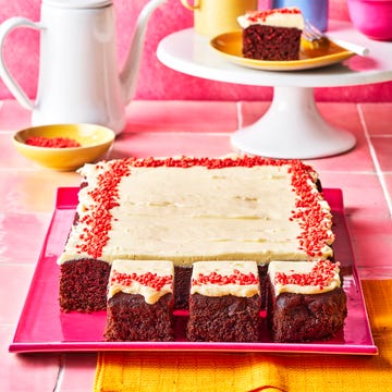 red velvet traybake