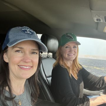 ree drummond and her sister betsy on a road trip