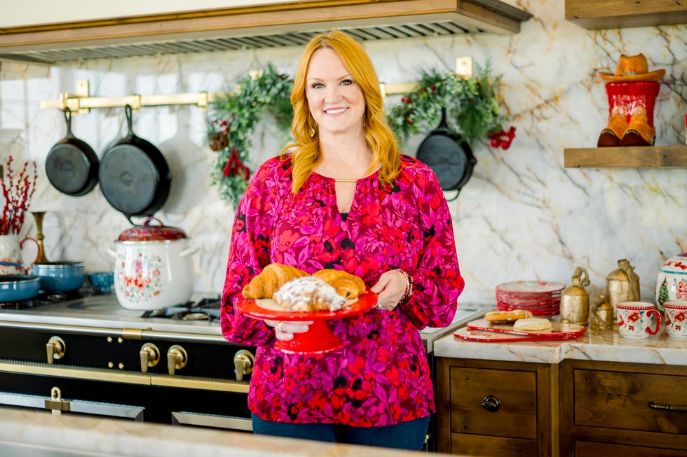 The Pioneer Woman Turkey Roaster at Walmart - How to Buy Ree Drummond's  Nonstick Roasting Pan