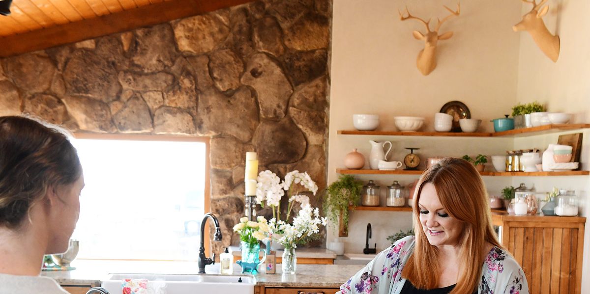 https://hips.hearstapps.com/hmg-prod/images/ree-drummond-pioneer-woman-filming-1588781044.jpg?crop=0.686xw:0.514xh;0.314xw,0.269xh&resize=1200:*